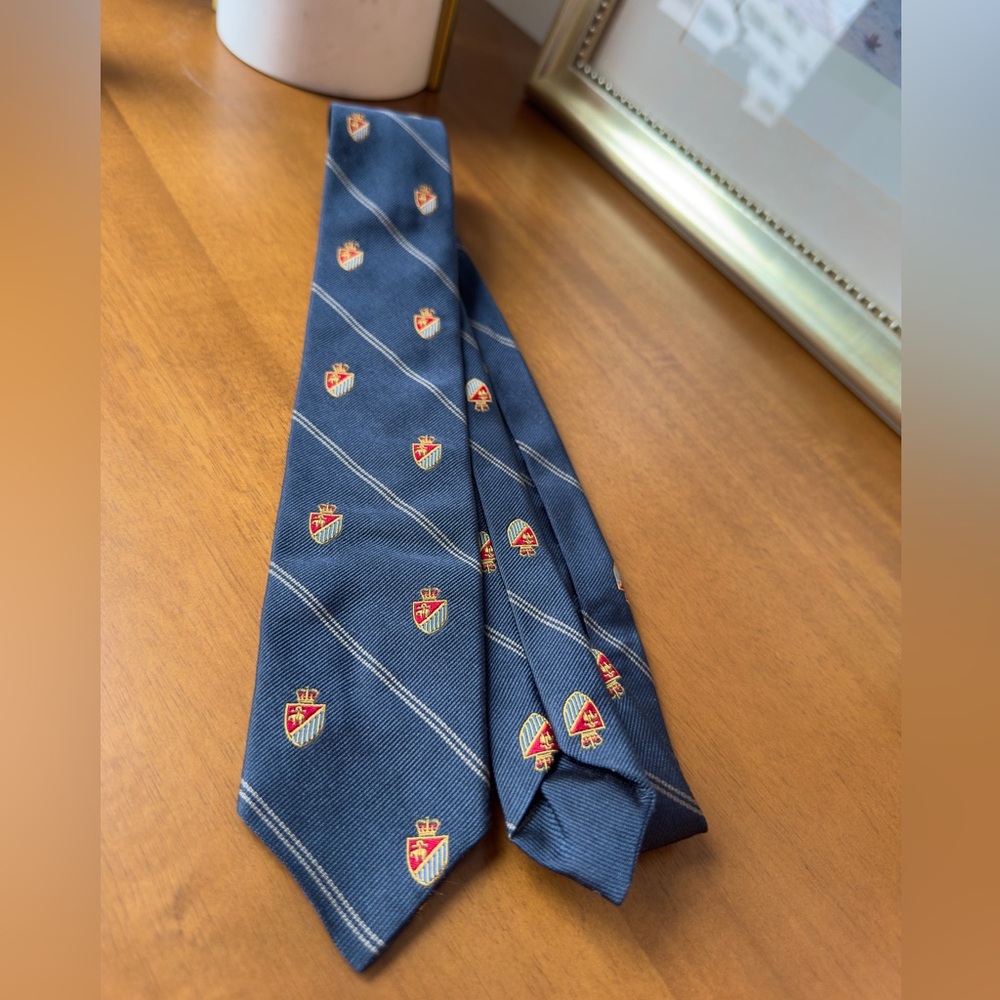 Brooks Bros Red Fleece collection emblem tie in GUNMETAL GRAY pristine condition